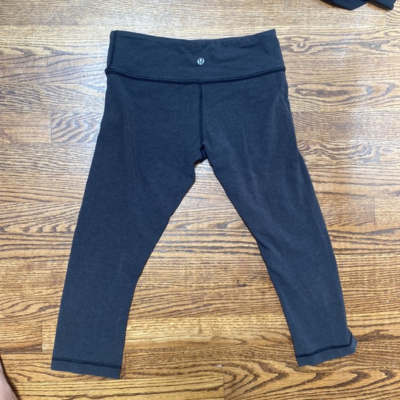 Lululemon grey cropped leggings size 6. - Picture 2 of 3